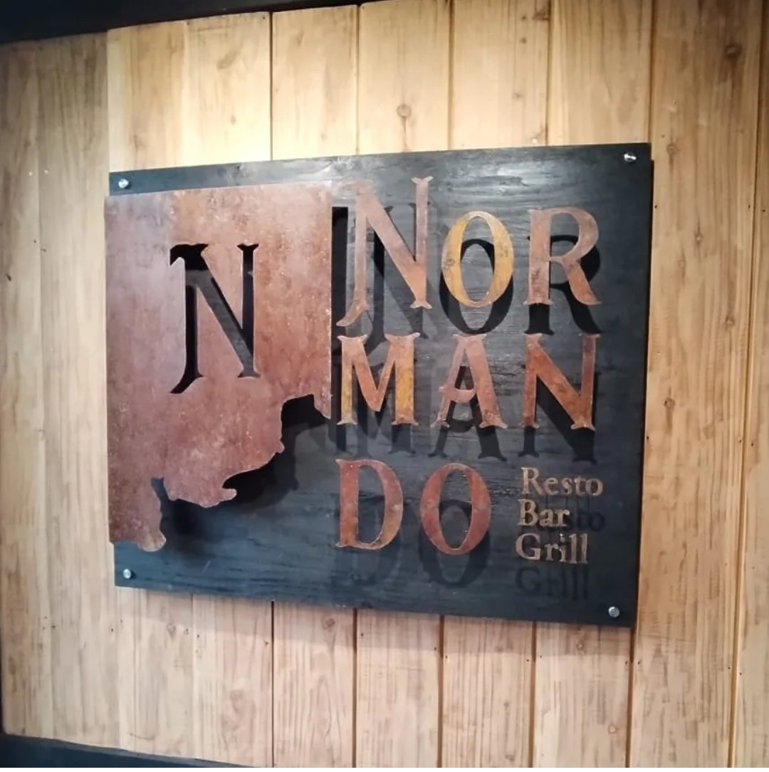 Letrero metálico Normando Resto Bar Grill realizado por Imprecomp